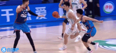 这个动作可不该！于翔发力拉拽王睿泽胳膊被吹违体犯规