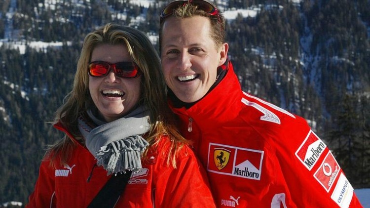 邮报：妻子帮助舒马赫在赛车头盔上签名，用于斯图尔特的慈善拍卖