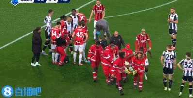 希望没事！迈尼昂出击与A-希门尼斯相撞，直接被担架抬出场！