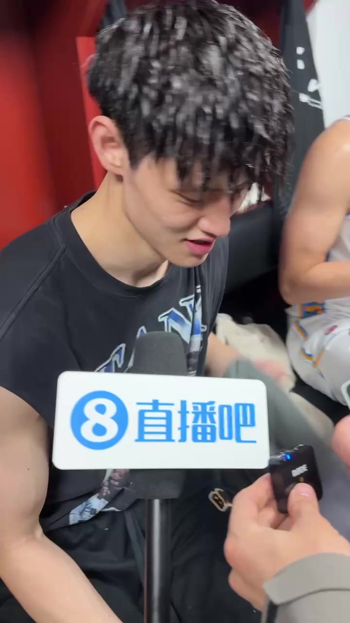 曾凡博：想坚持留在场上 川哥今天太猛了 G1后很多人不看好我们