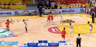 帮倒忙呢？小巴里-布朗两罚不中后 对王睿泽三分犯规送三罚...