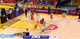 帮倒忙呢？小巴里-布朗两罚不中后 对王睿泽三分犯规送三罚...