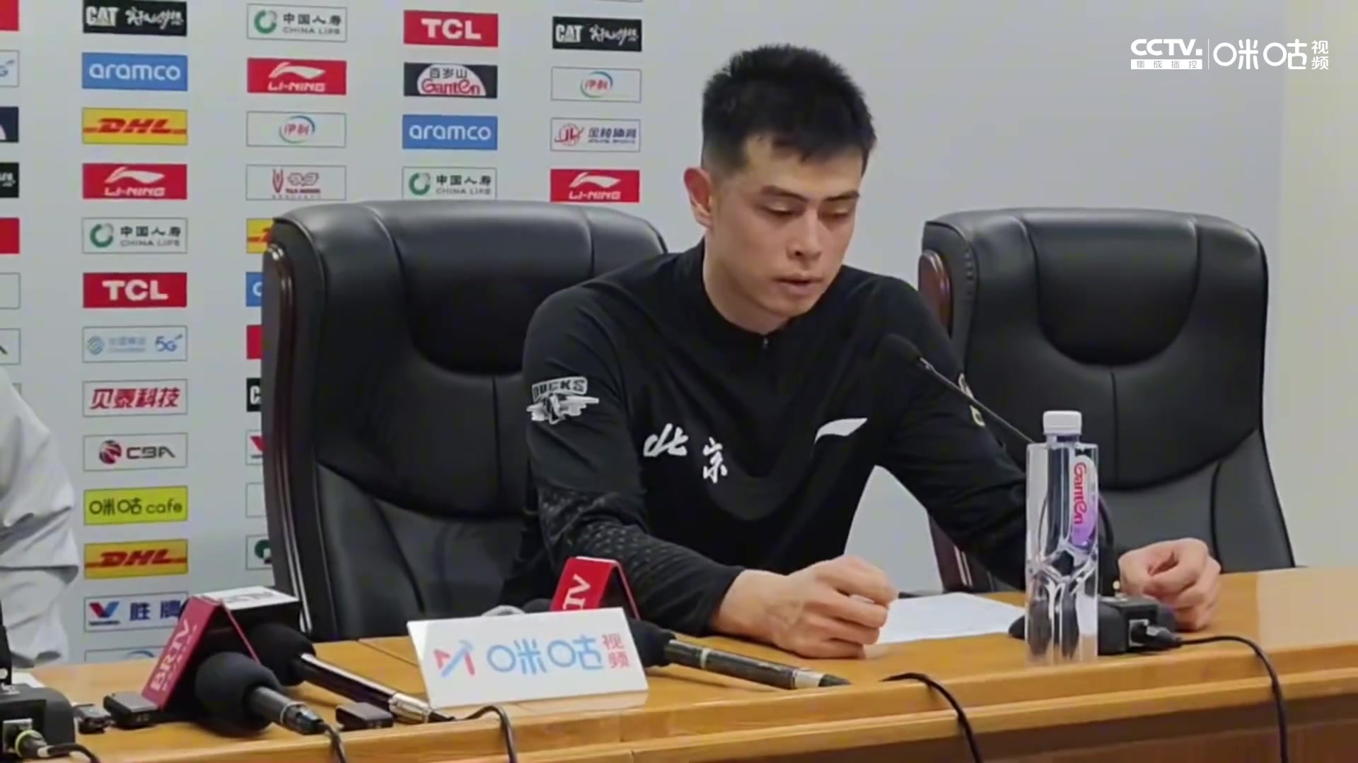 方硕：这场球让很多人感到失望了 很抱歉 我们争取打回北京