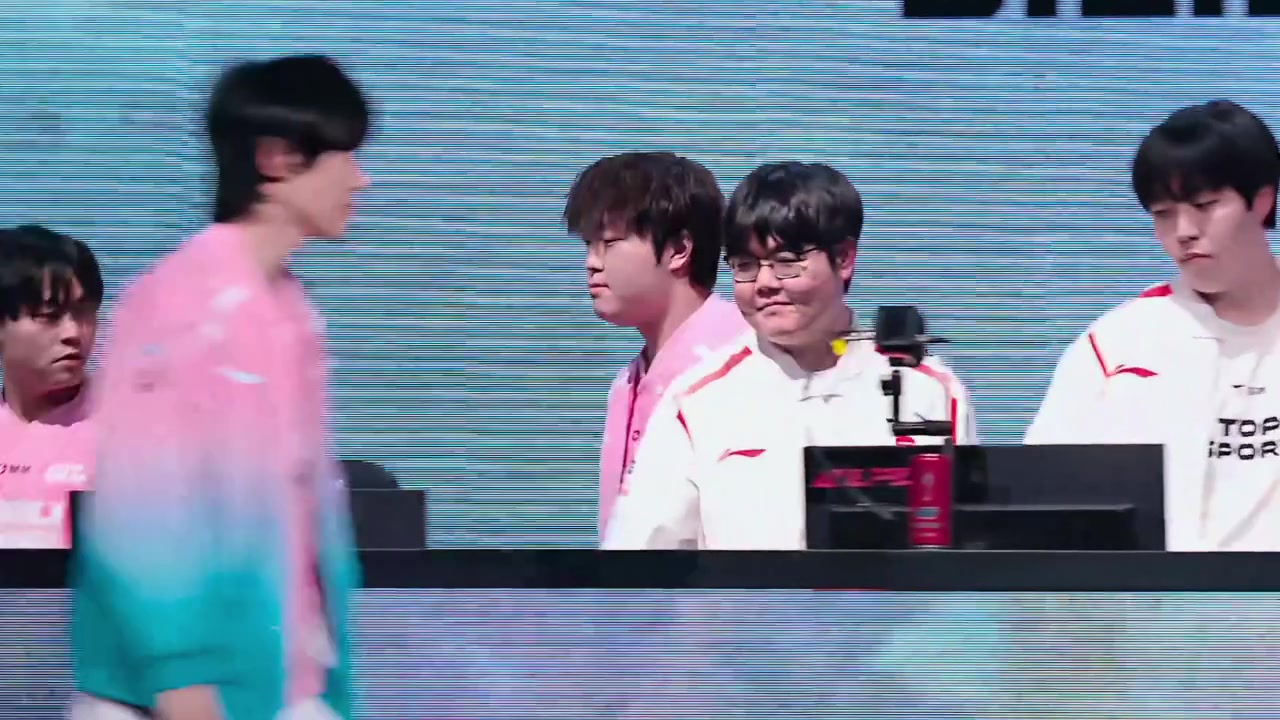 惺惺相惜！赛后握手环节，369和knight碰拳时面露笑容！