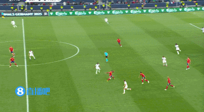 有点不爽了！拉比奥特不分球远射打飞，姆总在一边摊手