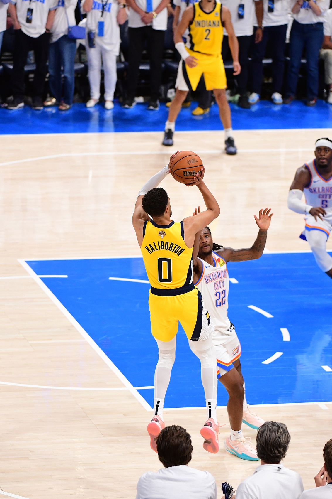 😆韦德：搞件球衣找哈利伯顿签名去 他真TMD是个超级巨星