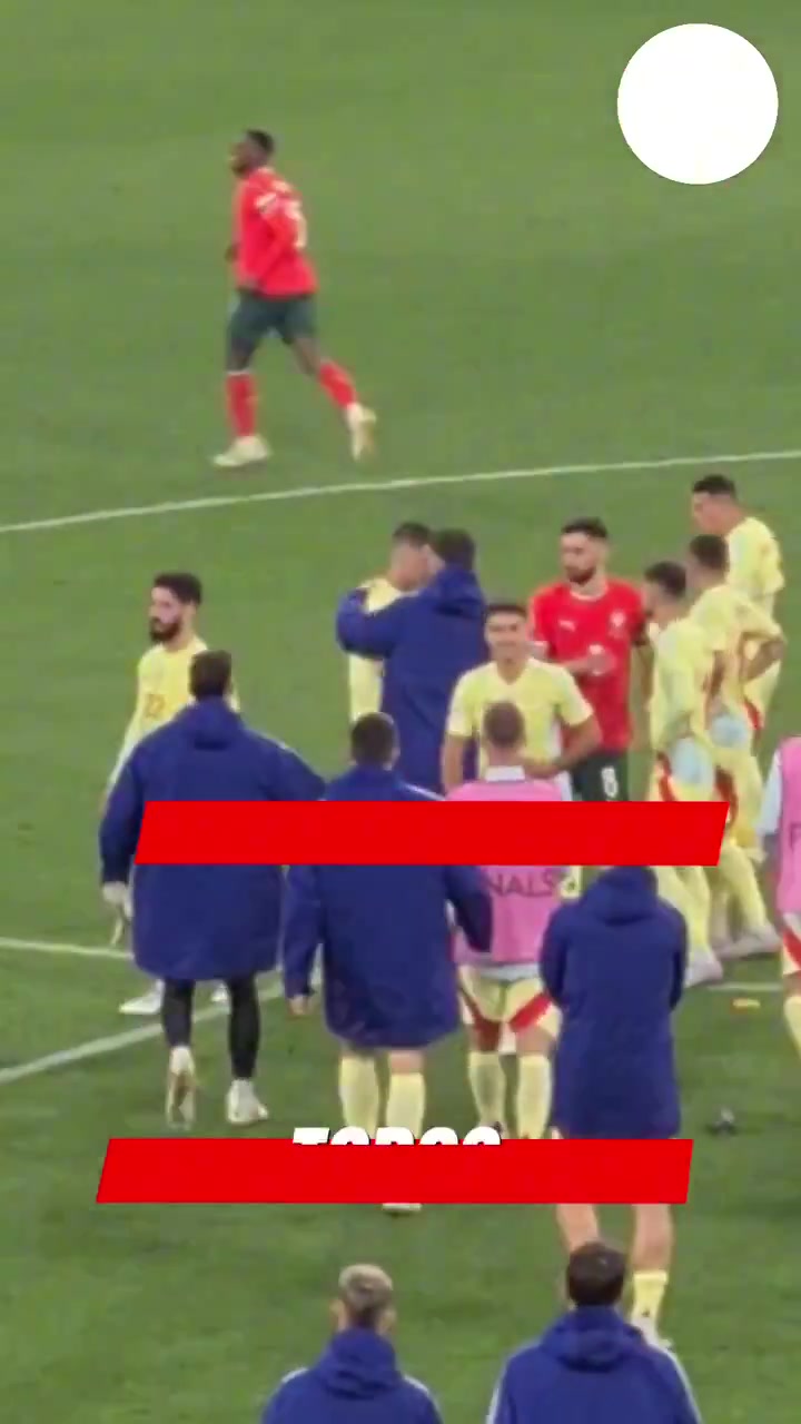 莫拉塔失点导致球队落败，赛后队友和对手纷纷过来安慰